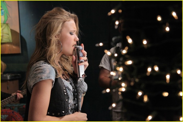 All-The-Way-Up-Video-Shoot-emily-osment-7804639-1030-689 - Videoclipuri