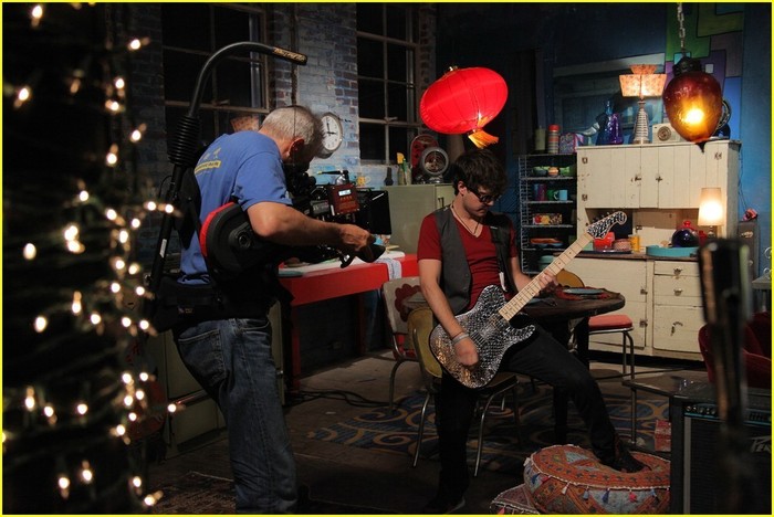 All-The-Way-Up-Video-Shoot-emily-osment-7804643-1030-688 - Videoclipuri