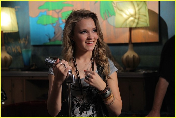 All-The-Way-Up-Video-Shoot-emily-osment-7804644-1030-688 - Videoclipuri