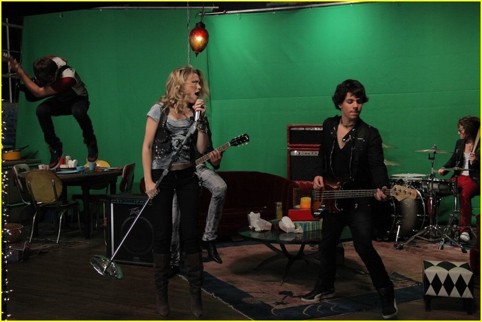 All-The-Way-Up-Video-Shoot-emily-osment-7804645-1030-688 - Videoclipuri