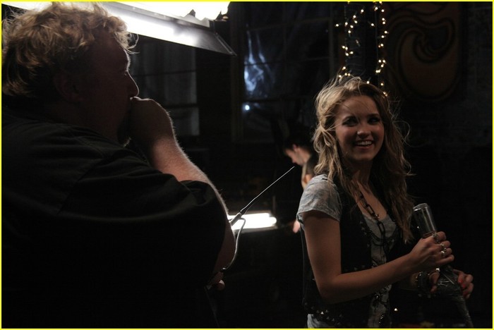 All-The-Way-Up-Video-Shoot-emily-osment-7804649-1030-688 - Videoclipuri