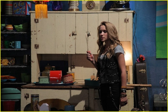 All-The-Way-Up-Video-Shoot-emily-osment-7804651-1030-688 - Videoclipuri