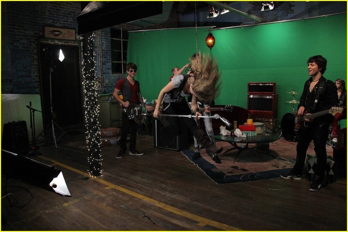 All-The-Way-Up-Video-Shoot-emily-osment-7804652-1030-688 - Videoclipuri