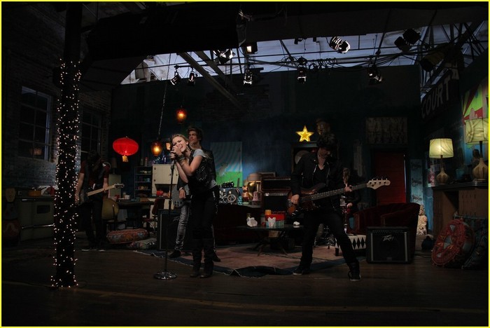 All-The-Way-Up-Video-Shoot-emily-osment-7804659-1030-688 - Videoclipuri