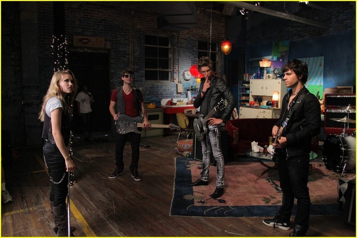 All-The-Way-Up-Video-Shoot-emily-osment-7804664-1030-688 - Videoclipuri