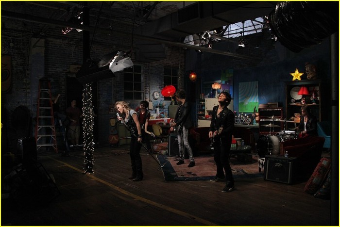 All-The-Way-Up-Video-Shoot-emily-osment-7804665-1030-688 - Videoclipuri