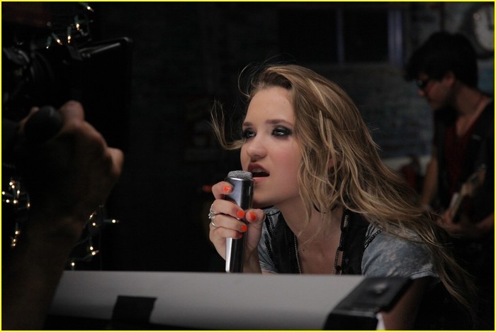 All-The-Way-Up-Video-Shoot-emily-osment-7804669-1030-688 - Videoclipuri