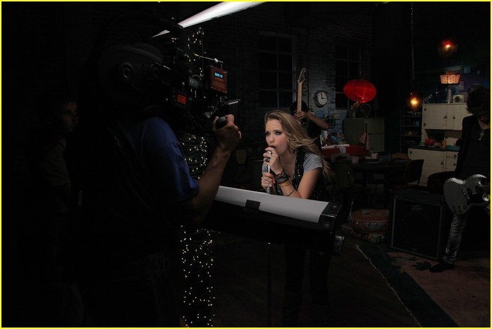 All-The-Way-Up-Video-Shoot-emily-osment-7804671-1030-688 - Videoclipuri