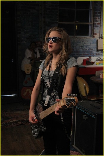 All-The-Way-Up-Video-Shoot-emily-osment-7804685-689-1030 - Videoclipuri