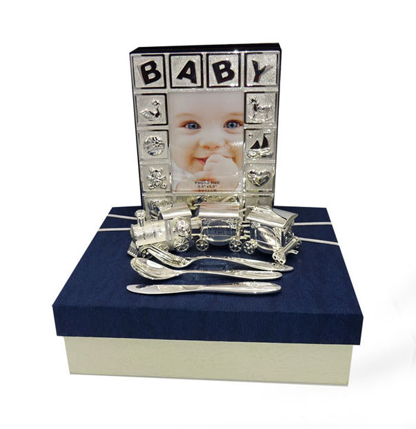 album-foto-argintat-set-tacamuri-cutiute-mot-dintisor-baietel (2) - Cadouri de botez pentru bebelusi