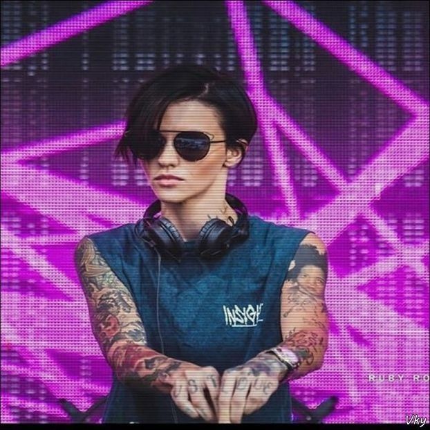 ▬ ❝Cu placere, dar nu mai face asta.❞ Se uita in jur si o vede pe Dobrev in departare si de la spate - SO1xE06 To the moon and back