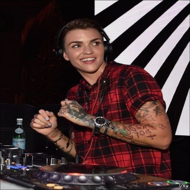 ▬ ❝Doar se uita insistent spre noi acel f;;nd si vroiam sa stiu al cui e. Atat.❞ O pufneste rasul si - SO1xE06 To the moon and back