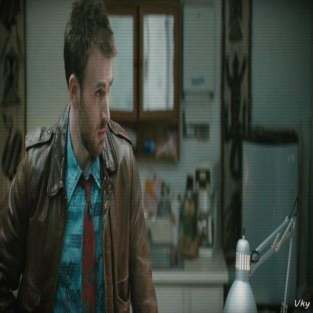 ▬ Cu mana ei la gura vorbeste desi nu stie ce se aude. ❝Ai vazut cum sa uitat la mine.❞ Se uita - SO1xE06 To the moon and back