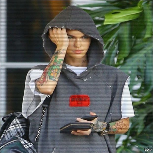 ▬ ❝Taci ca asa e.❞ Il loveste usor peste umar pe Adam si se uita dupa Nina cand trece, apoi - SO1xE06 To the moon and back