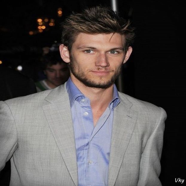 ▬ Iese din universitate si se indreapta spre campus cand vede toata nebunia din curte si ramane pe - SO1xE06 To the moon and back