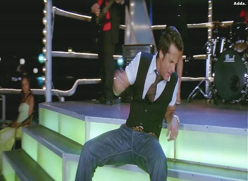 》*stătea și el pe o treaptă acolo unde venise Caity și cânta, era deja mort de la punch, se + - SO1xE06 To the moon and back