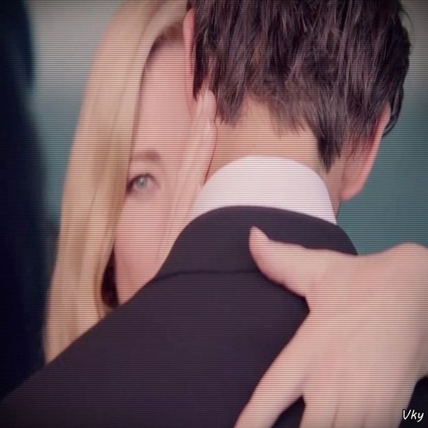 ▬ ❝Nu a insinuat nimeni asta, domnule.❞ Rade si se da mai aproape de el, dansand.=))))) - SO1xE06 To the moon and back