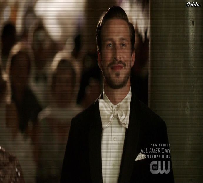 》*zâmbește cu tot chipul când aceasta se întoarce de îndată înapoi la el. îi observă + - SO1xE06 To the moon and back