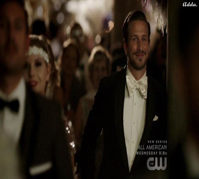 》*fredonează* Guess who-s back, back againnn. *se strâmbă apoi când aude muzica + - SO1xE06 To the moon and back