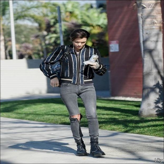 ▬ Fumeaza linistita si scrumeaza intr-un pahar fara sa ii pese si se uita la restul.=)))) - SO1xE06 To the moon and back