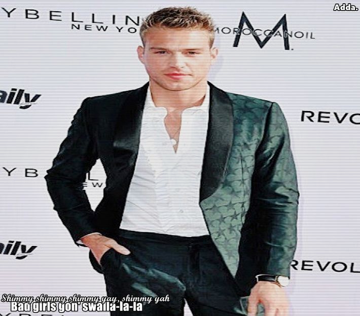 》Aici nu te contrazic, plăcințico...=))))))))*o rotește și apoi o trage înapoi lipită de el* - SO1xE06 To the moon and back