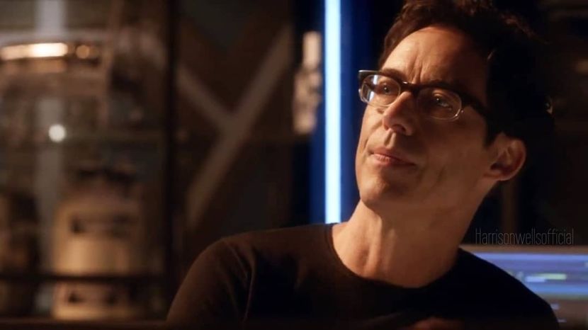 ⤑ᵖᶤᶰᵏĿЄ♏ØИÂÐЄ ┊# se aseaza si deschide una din sticle;parca acum vezi ca primim(click - SO1xE06 To the moon and back