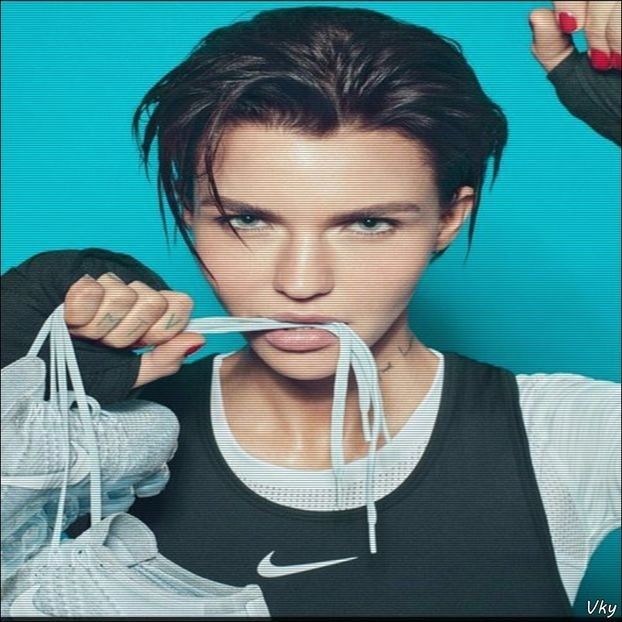 ▬ ❝Pacat, poate asa scapi de plictiseala. Zic si eu.❞ Se uita in jur, apoi mai trage un fum.=)))) - SO1xE06 To the moon and back