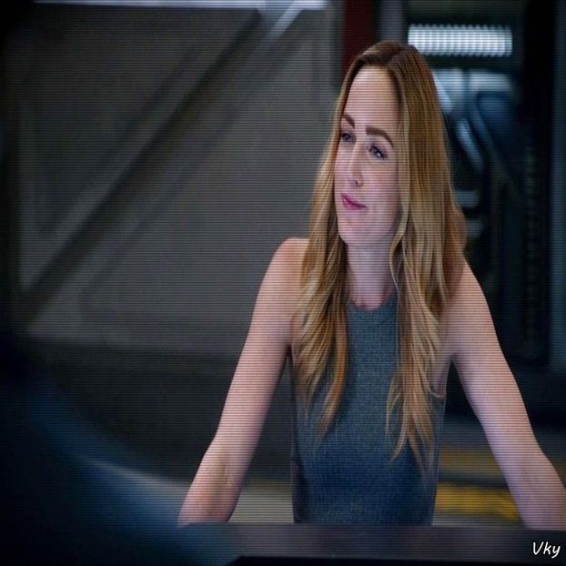 ▬ ❝Pentru ca e momentul prea intens cand mf ca sa mai si zambesc.❞ Se uita - SO1xE06 To the moon and back