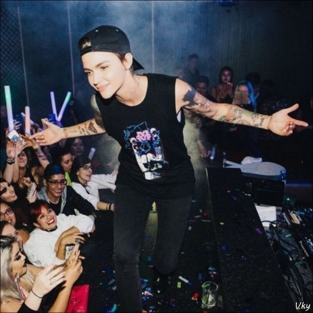 ▬ ❝Nu are cine sa faca scandal, toti sunt iubareti in seara asta se pare.❞=))))))) - SO1xE06 To the moon and back