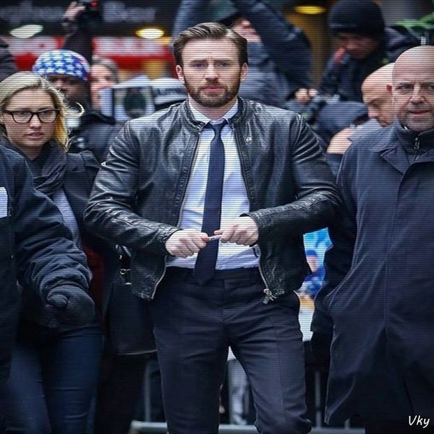 ▬ ❝Cel mai mult.❞ Se uita in continuare la ea.=))))) - SO1xE07 I said I catch u if u fall