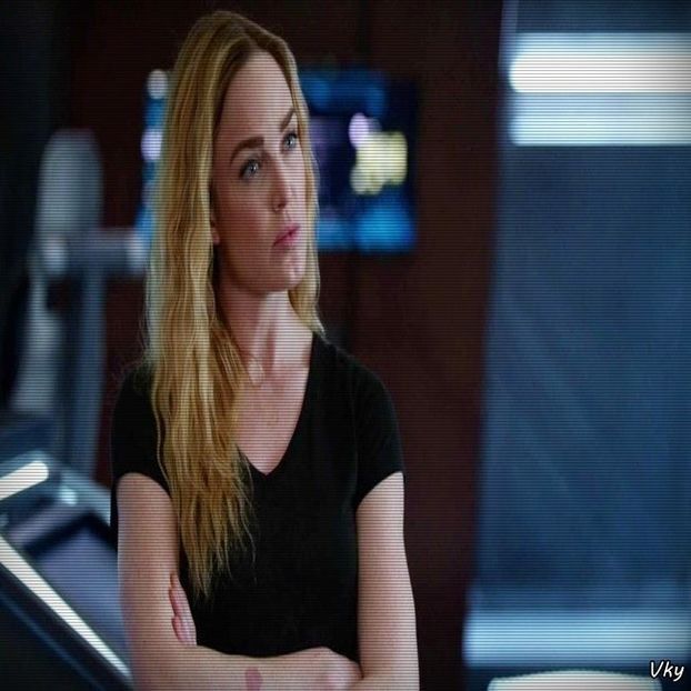 ▬ Isi musca buza in continuare ca sa nu scoata sunete si isi lasa capul pe spate, una din maini o - SO1xE07 I said I catch u if u fall