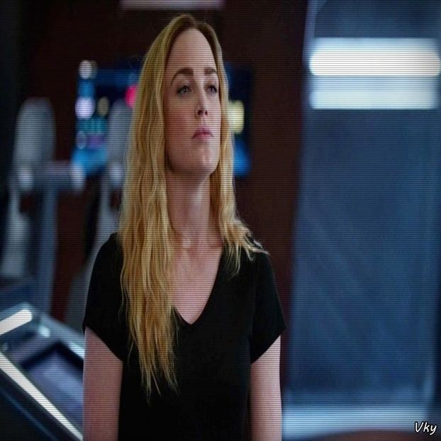 ▬ ❝Perfect.❞ Se stramba la el si mai da un shot cu ce avea in pahar.=))))))) - SO1xE07 I said I catch u if u fall