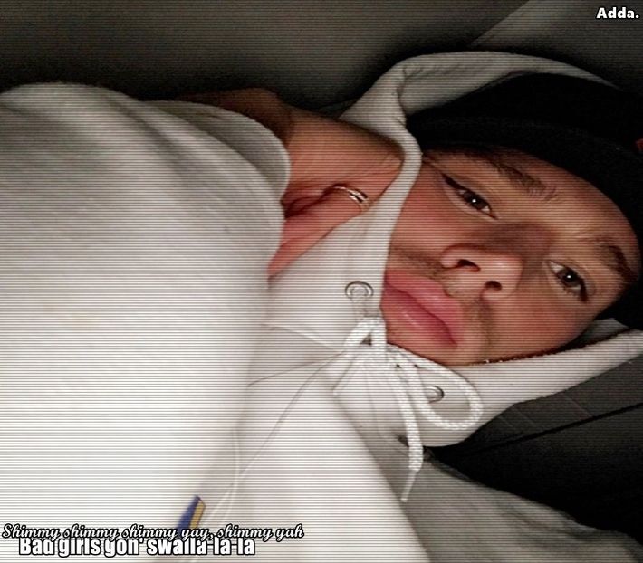 》*Dansează cu ea dând din genunchi și lăsându-se pe vine* Nu vreau să impresionez + - SO1xE07 I said I catch u if u fall