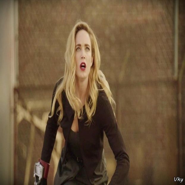 ▬ ❝Doamna Decan vedeti ca ala ne filmeaza si sigur e live.❞ O spune catre Amick si danseaza in - SO1xE07 I said I catch u if u fall