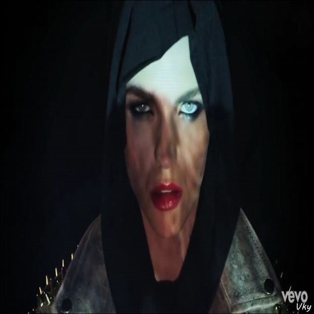 ▬ Se intoarce la bal si cand o vede pe ma-sa cum e, se opreste direct la ea si ii f... doua palmi, - SO1xE07 I said I catch u if u fall