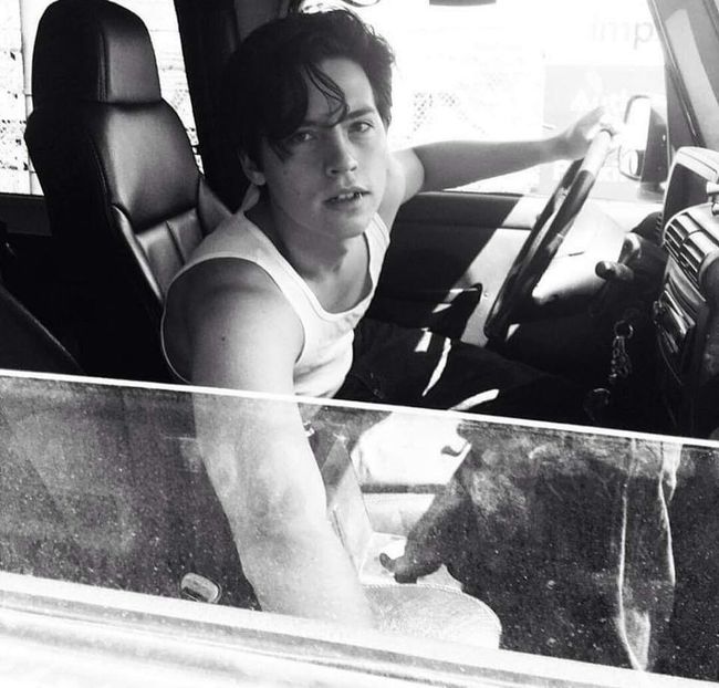 ⤑ᵖᶤᶰᵏĿЄ♏ØИÂÐЄ ┊# se baga in pozele cu anne si liz undeva prin spate doar sa(click - SO1xE07 I said I catch u if u fall