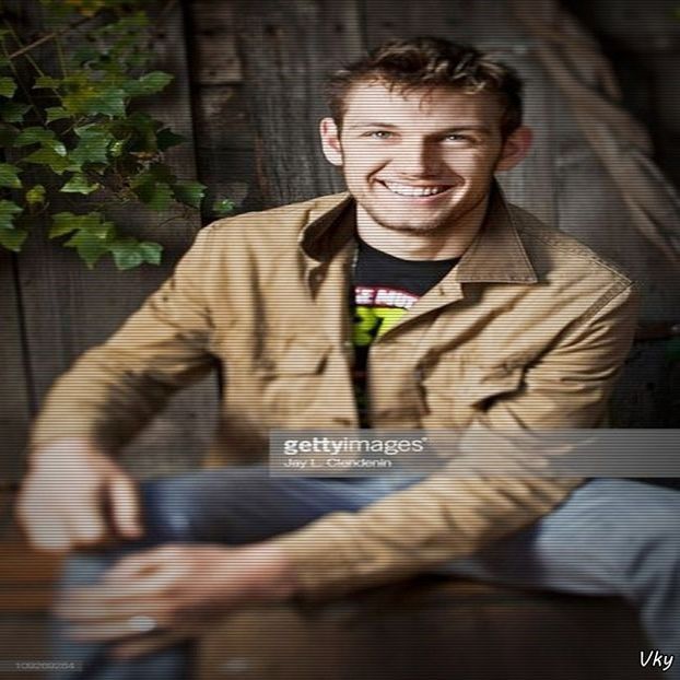 ▬ ❝Era interesat si cu date.❞ Zambeste larg si se uita la ea. =))))) - SO1xE08 Taste them all tonight