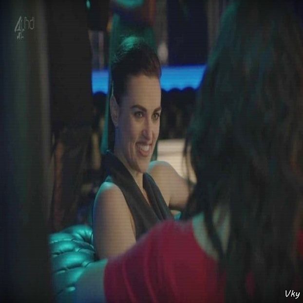 ▬ ❝Ok, am inteles, nu iti mai zic nimic.❞ Rade si bea din pahar. =)))) - SO1xE08 Taste them all tonight