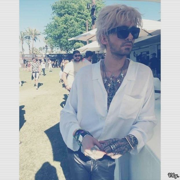 ▬ Intra in universitate petrecand noaptea in alta parte si nu la bal, se duce intr-un colt la umbra - SO1xE08 Taste them all tonight