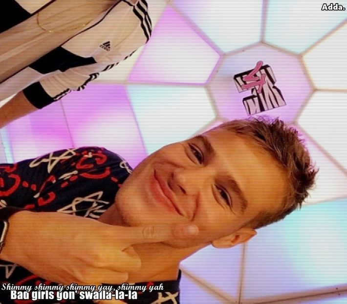 》*începe să danseze și se uită prin autorulota lui Adam* Cwae vreau și eu o d-asta. =))+ - SO1xE10 Kiss me with your smile