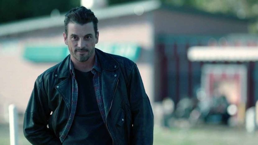 ▬ ❝De ce nu? E toata a ta si o mai impartim din cand in cand, ca in familie.❞ Rade la fel si se uita - SO1xE10 Kiss me with your smile