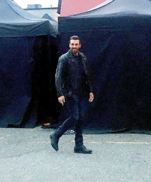 ▬ ❝Ok. Dureaza doar un minut.❞ Pune mana pe telefon si o suna pe Ruby, iar dupa - SO2xE01 Whats with ur behaviour