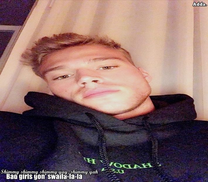 》*o mângâie prin păr* Hai înapoi înăuntru. Poate bem și mâncăm și noi ceva. - SO2xE01 Whats with ur behaviour