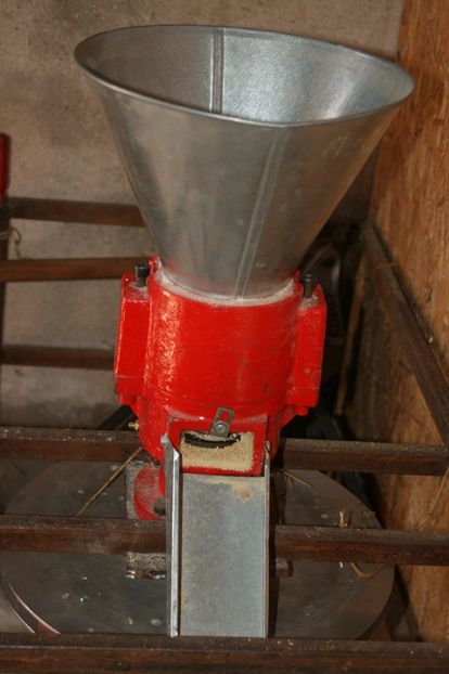 Matrița 120mm , granula de 3mm Motor 2,2 kw/900 rot/min. - Granulator furaje