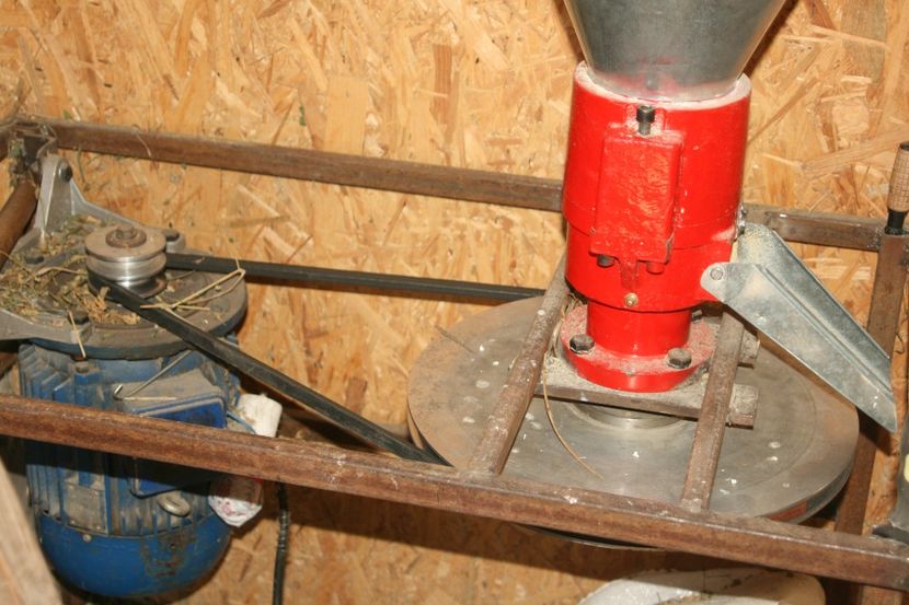 Matrița 120mm , granula de 3mm Motor 2,2 kw/900 rot/min. - Granulator furaje