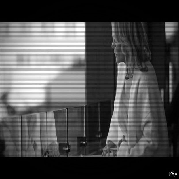 ▬ ❝Doar am simtit nevoia sa specific cum a ajuns in posesia mea.❞ Merge in spatele ei si se uita la - SO2xE01 Whats with ur behaviour