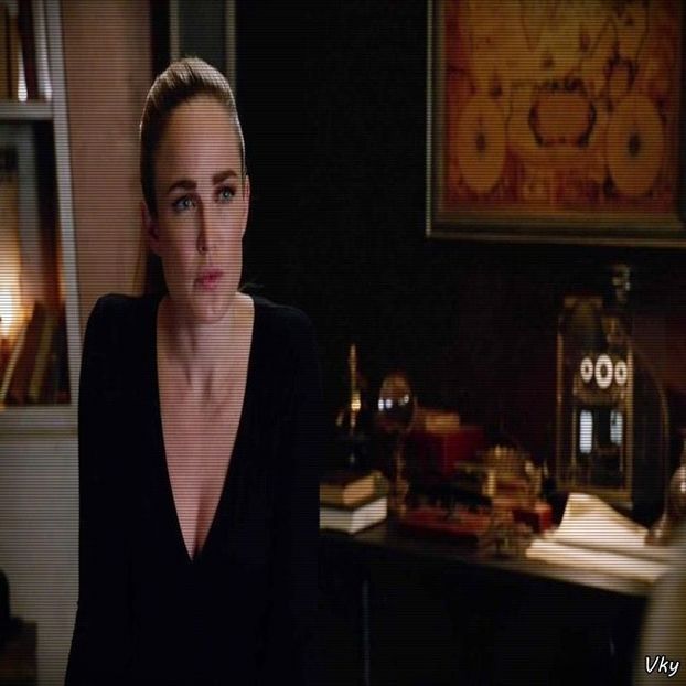 ▬ ❝Mananca si o sa gandim amandoi dupa.❞ Se intinde scurt peste masa si il pupa.=)))))))) - SO2xE01 Whats with ur behaviour