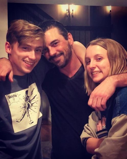 ▬ ❝Poate o sa gasesc, dar poate nu.❞ Ii face scurt cu ochiul si zambeste. =)))))) - SO2xE01 Whats with ur behaviour