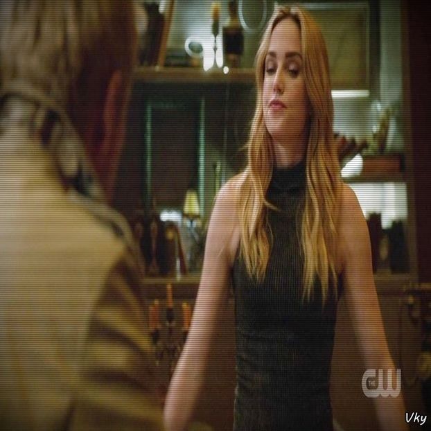 ▬ ❝E prea departe si nu vreau sa merg pana acolo.❞ Il trage mai aproape de ea. =))))) - SO2xE01 Whats with ur behaviour