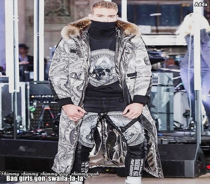 》*surâde când aude și-i prelungește sărutul, o strânge în brațe* =)))))))). - SO2xE01 Whats with ur behaviour